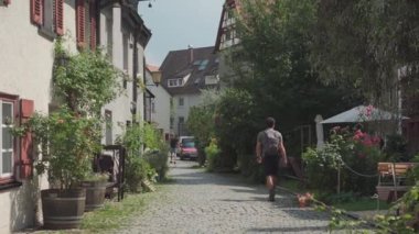 Ulm, Almanya. Yazın güneşli havalarda Bavyera 'daki eski Avrupa kenti Ulm' un sokakları. Ulm 'un tarihi şehir merkezinde yürüyen insanlar. Eski şehir ve turistler gezip tozuyor.