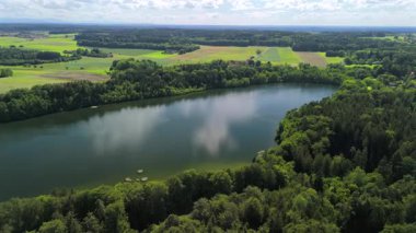 Steinsee bei Munchen Luftaufnahme. Steinsee, Bayern Luftbildansicht 'te. Almanya, Bavyera, Münih yakınlarındaki Stein Gölü hava manzarası. Almanya 'nın en sıcak göllerinden biri. Steinsee orman bölgesinde yer almaktadır..