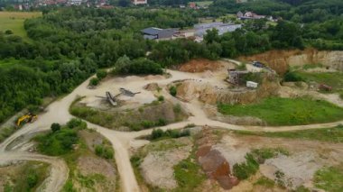 Almanya 'da terk edilmiş bir maden ocağının Landkreis Dillingen' deki hava manzarası. Pit mayınlarının insansız hava aracı görüntüsü. Steinbruch Luftaufnahme Deutschland 'da, Bayern de der Stadt Haunsheim' de. Madencilik ekipmanları.