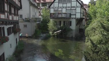 21 Temmuz 2024. Ulm, Almanya. Yazın güneşli havalarda Bavyera 'daki eski Avrupa kenti Ulm' un sokakları. Ulm 'un tarihi şehir merkezinde yürüyen insanlar. Eski şehir ve turistler gezip tozuyor