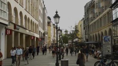 11 Temmuz 2024. Münih, Almanya. Sendlinger Strasse caddesi şehir merkezinde Muenchen Meydanı 'na giden mağazaları ve restoranları olan yaya caddesi. Yazın Münih 'in göbeğinde yürüyüş güvertesi.