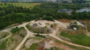 Almanya 'da terk edilmiş bir maden ocağının Landkreis Dillingen' deki hava manzarası. Pit mayınlarının insansız hava aracı görüntüsü. Steinbruch Luftaufnahme Deutschland 'da, Bayern de der Stadt Haunsheim' de. Madencilik ekipmanları.