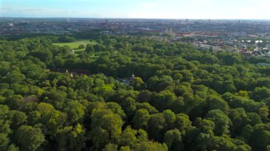 Chinesischer Turm im Englischen Garten Luftaufnahme bei sonnigem Sommerwetter in Munchen, Deutschland. İngiliz Bahçesi 'nde Çin Kulesi Yazın Münih, Almanya' da güneşli hava.