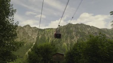 Oberstdorf 'taki Fellhornbahn, kış aylarında büyüleyici panoramik manzaraları, kayak ve snowboard ve yaz aylarında yürüyüş ve bisiklet parkurları ile Allgau Alplerine yıl boyunca erişim imkanı sunuyor. Almanya 'da çevre turizmi.