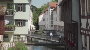 21 Temmuz 2024. Ulm, Almanya. Yazın güneşli havalarda Bavyera 'daki eski Avrupa kenti Ulm' un sokakları. Ulm 'un tarihi şehir merkezinde yürüyen insanlar. Eski şehir ve turistler gezip tozuyor