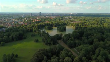 Kleinhesseloher Münih 'teki Englischen Bahçesi, Deutschland Luftaufnahme. İngiliz Bahçesi 'nde göl manzarası, Almanya, Münih. Englische Garten Isar Nehri kıyısında dünyanın en büyük şehir parkları.