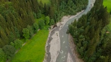 Oberstdorf, Bavyera 'daki Trettach Nehri, Almanya ormanların ve dağlık arazilerin içinden esiyor. Havadan bakıldığında kristal berrak su, canlı doğa ve görkemli dağ zirveleri barışçıl bir manzara yaratıyor.