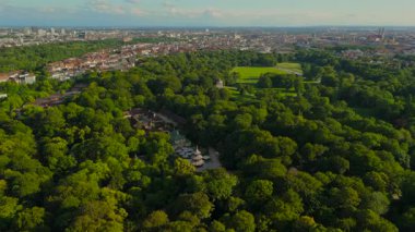 Almanya, Münih ve Monopteros 'taki İngiliz Bahçesi' nin havadan görünüşü. İngiliz Bahçesi 'nde gözcü noktası ve yuvarlak tapınak. Yazın Chinesischen Turm Top View. Luftaufnahme des Englischen Bahçeleri.