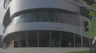 21 Temmuz 2024. Stuttgard, Almanya. Mercedes-Benz Müzesi Aussenansicht Stuttgart, Baden-Wurttemberg, Deutschland. Yazın Mercedes-Benz Müzesi dış görünüşü. Mercedes-Benz Welt.