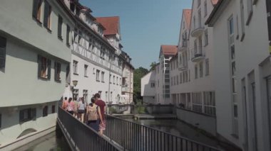 21 Temmuz 2024. Ulm, Almanya. Yazın güneşli havalarda Bavyera 'daki eski Avrupa kenti Ulm' un sokakları. Ulm 'un tarihi şehir merkezinde yürüyen insanlar. Eski şehir ve turistler gezip tozuyor