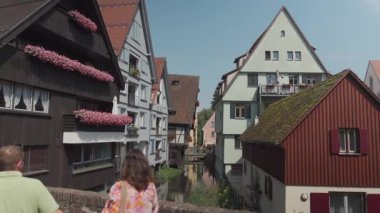 21 Temmuz 2024. Ulm, Almanya. Yazın güneşli havalarda Bavyera 'daki eski Avrupa kenti Ulm' un sokakları. Ulm 'un tarihi şehir merkezinde yürüyen insanlar. Eski şehir ve turistler gezip tozuyor