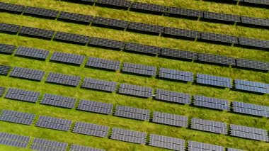 Almanya 'nın kırsal kesimlerinden birinde güneş enerjisiyle çalışan bir enerji çiftliğinin hava görüntüsü. Avrupa 'da bir kırsal tarım arazisindeki güneş panelleri insansız hava aracı görüşü. Deutschland 'da temiz ve sürdürülebilir enerji üretimi