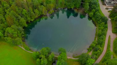Oberstdorf 'taki Der Christlessee, Weiler Gottenried, I' m bayerischen Landkreis Oberallgau, Deutschland Luftaufnahme. Kristal berraklığında Christlessee Gölü Alpler 'in havadan manzaralı dağlarında yazın.