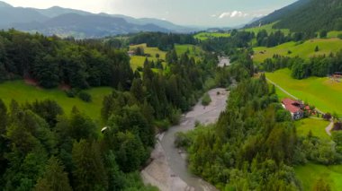Oberstdorf, Bavyera 'daki Trettach Nehri, Almanya ormanların ve dağlık arazilerin içinden esiyor. Havadan bakıldığında kristal berrak su, canlı doğa ve görkemli dağ zirveleri barışçıl bir manzara yaratıyor.