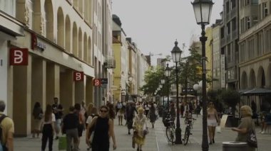 11 Temmuz 2024. Münih, Almanya. Sendlinger Strasse caddesi şehir merkezinde Muenchen Meydanı 'na giden mağazaları ve restoranları olan yaya caddesi. Yazın Münih 'in göbeğinde yürüyüş güvertesi.