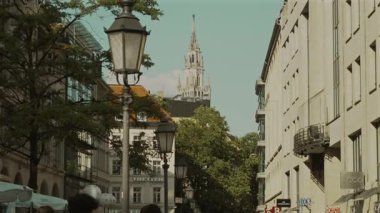 11 Temmuz 2024. Münih, Almanya. Sendlinger Strasse caddesi şehir merkezinde Muenchen Meydanı 'na giden mağazaları ve restoranları olan yaya caddesi. Yazın Münih 'in göbeğinde yürüyüş güvertesi.