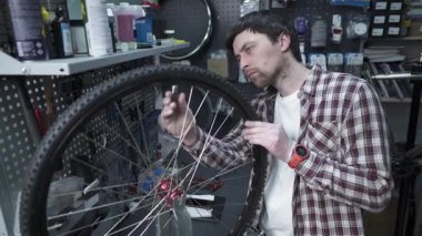 Teknisyen bisiklet tellerini ayarlar ve bisikletçi atölyesinde tekerlek tamir eder. Tamirci bisiklet tellerini ve tekerlekleri ayarlar. İş yerinde bir hız tamircisi, özel bir araçla konuşmanın gerilimini kontrol eder. 