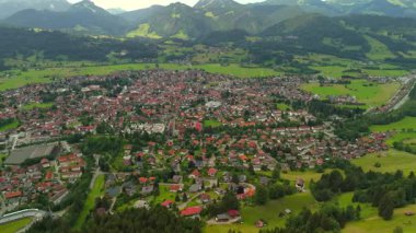 Yazın Obersdorf, Bavyera, Almanya 'nın hava manzarası. Bayern Deutschland Luftaufnahme im Sommer 'den Oberstdorf, Markt. Urlaub, Oberstdorf im Allgau 'da. Alplerde yürüyüş köyü ve kış sporları merkezi. 