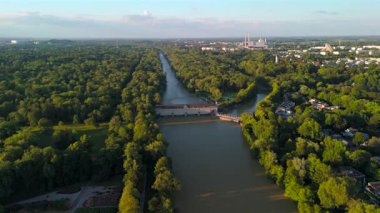 Stauwehr Muenchen, Bayern, Deutschland Luftaufnahme im Sommer. Almanya 'nın Münih' teki Isar Nehri 'ndeki baraj manzarası. İngiliz bahçesinin en üst manzarası ve Isar Nehri üzerindeki baraj.. 