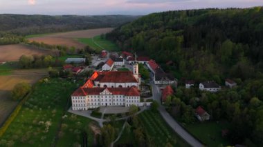 Drohnenansicht des Klosters Schaeftlarn mit dem Praelatengarten einem barocken Parkensemble, Bayern, Deutschland. Umgeben von Natur, Isartal ve kulturellem Erbe Benediktiner. Kloster Schaeftlarn. 