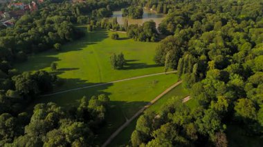 Kleinhesseloher Münih 'teki Englischen Bahçesi, Deutschland Luftaufnahme. İngiliz Bahçesi 'nde göl manzarası, Almanya, Münih. Englische Garten Isar Nehri kıyısında dünyanın en büyük şehir parkları. 