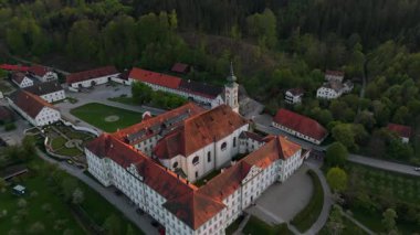 Yukarı Bavyera 'daki Schaeftlarn Abbey ve Praelatengarten parkının insansız hava aracı görüntüleri. Bahçe tasarımı, kırsal alan, yemyeşil tarlalar ve mavi gökyüzü altında kültürel mirası olan tarihi Benedikt manastırı. 