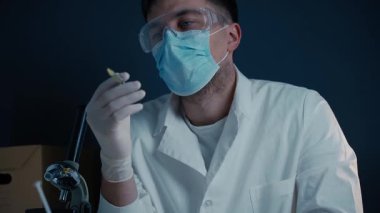 Laboratuvar çalışanı et örneğine ilaç enjekte ediyor. Genetik olarak değiştirilmiş et. Yapay et ürünü, geleceğin gıda teknolojisi. GDO gıda konsepti. Erkek beslenme uzmanı gıda ürünlerini laboratuarda test ediyor..