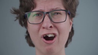 Kadınlara karşı aile içi şiddet. Travma geçiren bir kadın, kocası tarafından yaralanmış, ön dişlerinde hasar, sürekli aile içi çatışmalar, darbeler ve yaralar. Cinsiyet sorunu. Bir dişini kırmış bir ağız..