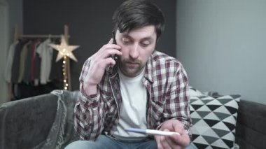 Üzgün adam telefonda konuşuyor, hamilelik testi yapıyor kısırlık ya da beklenmedik hamilelik sorunları yüzünden hayal kırıklığına uğruyor. Mücadelesini paylaşıyor, arkadaşına hayal kırıklığını ve duygusal stresi ifade ediyor.. 