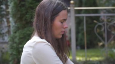 Profesyonel çiçekçi iş başında. Genç ve güzel bir kadın modern yeşil buketi farklı renklerde yapıyor. Çiçekli düğün kemeri tasarımı. İş konsepti. Sonbaharda dışarıda çalışan bir dekoratör..