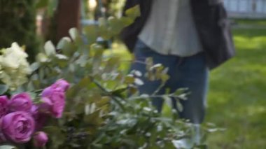Çiçekçiler biner, düğün töreni için çiçek kemeriyle süslerler. Dekoratörler etkinlikte çalışıyor, doğum günü, yıldönümü, parti. Taze çiçeklerle süslenmiş bir olay. Kırsal tarzda. İşteki tasarımcı.
