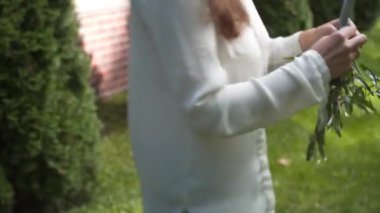 Personel etkinliği ajansı iş başında. Çiçekçiler biner, çiçekleri düğün töreni için kemerle süslerler. Profesyonelce düğün dekorasyonu yaratmak. Çiçekçilik. Düğün kemeri için çiçek kompozisyonuyla çalışan bir dekoratör