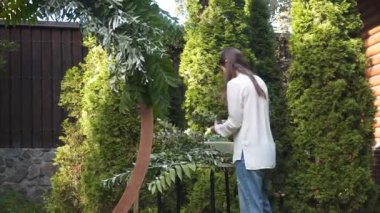 Çiçekçiler biner, düğün töreni için çiçek kemeriyle süslerler. Dekoratörler etkinlikte çalışıyor, doğum günü, yıldönümü, parti. Taze çiçeklerle süslenmiş bir olay. Kırsal tarzda. İşteki tasarımcı.