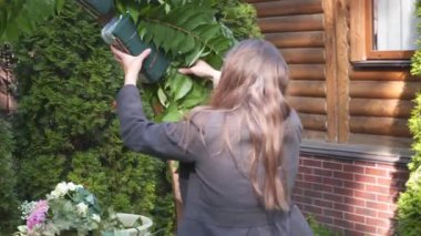 Profesyonel çiçekçi iş başında. Genç ve güzel bir kadın modern yeşil buketi farklı renklerde yapıyor. Çiçekli düğün kemeri tasarımı. İş konsepti. Sonbaharda dışarıda çalışan bir dekoratör..