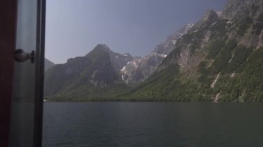 Yeni bir video Koenigssee Gölü 'nün muhteşem bir manzarasını gösteriyor. Bir yolcu gemisinin penceresinden çekilen görüntüler bu ünlü Bavyera gölünün görkemli dağlarını ve dingin sularını yakalıyor.. 
