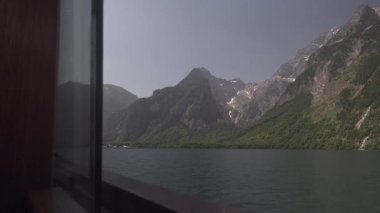 Bir tekneden Koenigssee Gölü 'nün büyüleyici manzarası. Bu video, Bavyera 'daki bu ünlü doğa harikasının huzur ve güzelliğini aktarıyor. Seyahat ve dinlenme için mükemmel.. 