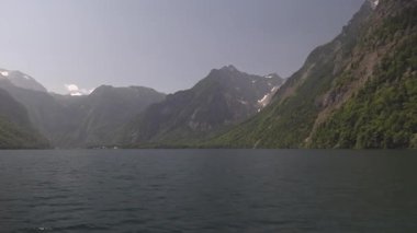 Bir tur teknesinin penceresinden çekilen bu görüntü Koenigssee Gölü 'ndeki huzurlu yolculuğu kaydeder. Bavyera Alplerinin bu eşsiz perspektiften süzülen nefes kesici manzarasını izleyin.. 