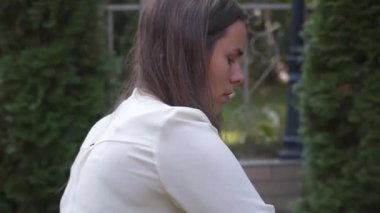 Profesyonel çiçekçi düğün kaydı için festival kemerini dekore ediyor. Kadın düğün dekoru kuruyor. Dekoratör, açık hava düğün törenini çiçekler ve yeşilliklerle süslüyor..