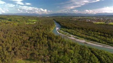Isar Nehri 'nin Almanya' da Wolfratshausen yakınlarındaki Bavyera Alpleri 'nden geçerken çekilmiş bir hava videosu. Güneşli bir gün, kayalık kıyılar, ormanlar ve manzaralı manzaralar seyahat, yürüyüş ve doğa keşfi için mükemmel.