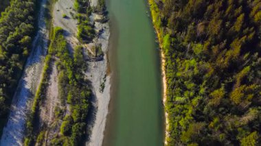 Luftvideo der Isar in den Bayerischen Alpen bei Wolfratshausen, Deutschland 'da. Sonniger Sommertag, felimzes Ufer, Waldlandschaften und idyllische Natur fuer Wandern, Reisen und Naturvideos.