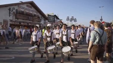 22 Eylül 2025. Münih, Almanya. Geleneksel Bavyera kostümlü davulcular Almanya 'nın Münih kentindeki Ekim Festivali' nde canlı bir geçit törenine liderlik ediyorlar. Müzik, eğlence ve miras dolu canlı bir kültürel gelenek.