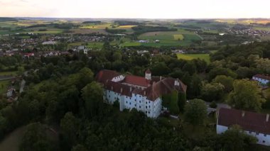 Luftaufnahme von Schloss Ortenburg, Alt-Ortenburg, Vorderschloss in Niederbayern, Deutschland Historische Hoehenburg mit Museum, Schlossgarten, Wildpark und Blick auf die bayerische Landschaft. 