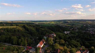 Luftaufnahme Schloss Ortenburg, Alt-Ortenburg, Vorderschloss in Marktes Ortenburg im Landkreis Passau, Niederbayern, Deutschland. Almanya, Bavyera 'daki Schloss Ortenburg' un hava manzarası. Tepe Şatosu