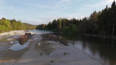 Almanya 'nın Bavyera kentindeki kristal berraklığında yüzen iki kuğunun havadan görünüşü. Dokunulmamış bahar doğasında aşkın ve birlikteliğin romantik bir sembolü.. 