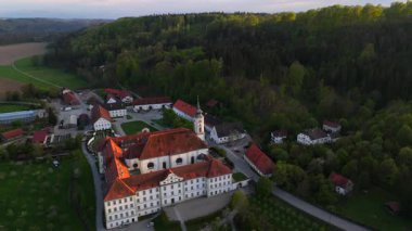 Yukarı Bavyera 'daki Schaeftlarn Abbey ve Praelatengarten parkının insansız hava aracı görüntüleri. Bahçe tasarımı, kırsal alan, yemyeşil tarlalar ve mavi gökyüzü altında kültürel mirası olan tarihi Benedikt manastırı. 