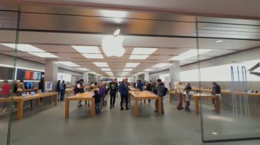 2 Ekim 2025. Münih, Almanya. Münih Olympia-Einkaufszentrum 'daki Apple Store' da geniş açı görüşü müşterilerin yeni iPhone 'ları keşfettiğini ve yardımcı Apple personeline danışmanlık yaptığını gösteriyor.