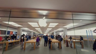 2 Ekim 2025. Münih, Almanya. Münih, Olympia-Einkaufszentrum 'daki Apple Store girişinin geniş açılı görüntüsü. Müşteriler iPhone 17 'yi test eder, cihazları araştırır ve Apple danışmanlarından tavsiye alır.