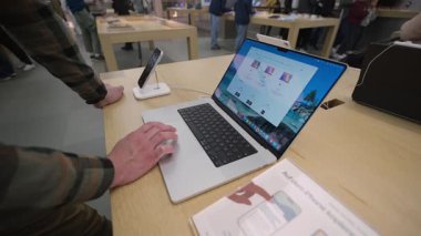 2 Ekim 2025. Münih, Almanya. Münih, Almanya 'daki Apple Store' un içinde Apple Silicon M4 çipi ile MacBook Pro 2025 'in aktif tanıtımı, yüksek performanslı tasarım ve yüksek performanslı