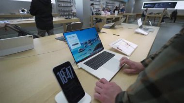 2 Ekim 2025. Münih, Almanya. Müşteri yeni 16 inçlik MacBook Pro 2025 'i Olympia-Einkaufszentrum, Almanya' daki Apple Store 'da Apple Silikon M4 işlemcisiyle test ediyor.