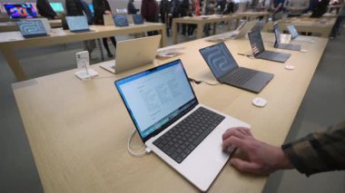 2 Ekim 2025. Münih, Almanya. Bir müşteri Apple 'ın son MacBook Pro 2025' ini Münih Apple Store 'da test ediyor. M4 gücüyle çalışan Mac defteri MacOS 'u pürüzsüz, minimalist bir iç mekanda çalıştırıyor.
